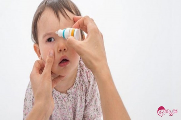 Vệ sinh mắt cho trẻ bằng nước muối sinh lý