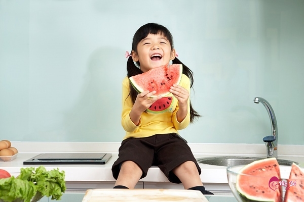 Trẻ 3 tuổi vui chơi sau giấc ngủ ngon