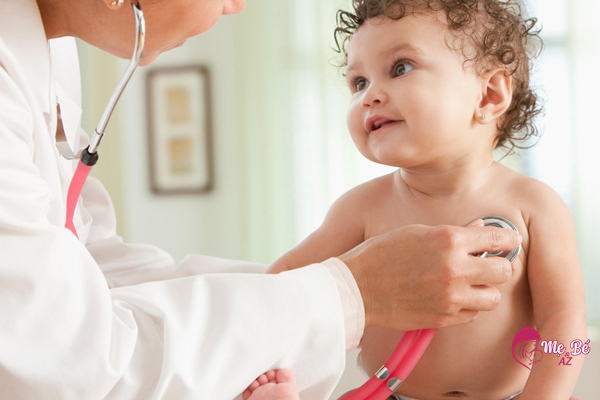 Bác sĩ khám cho trẻ