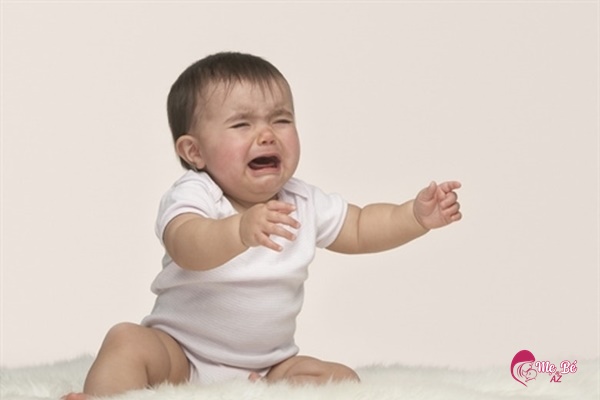 Trẻ con đòi bế là điều bình thường