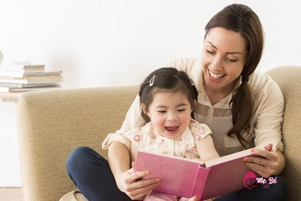 Trẻ làm quen với chữ viết qua sách