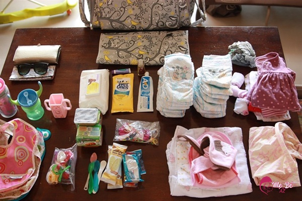 Đồ dùng cho bé khi đi ô tô