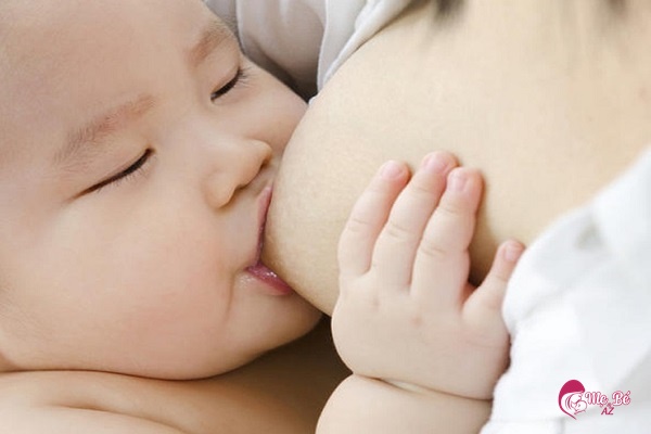 Bé 4 tháng tuổi đang bú mẹ