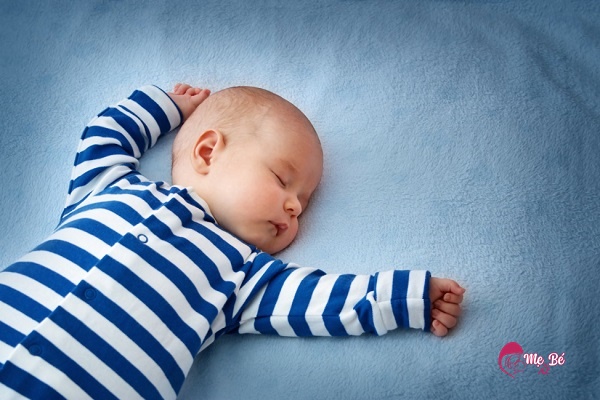 Bé 4 tháng tuổi đang ngủ