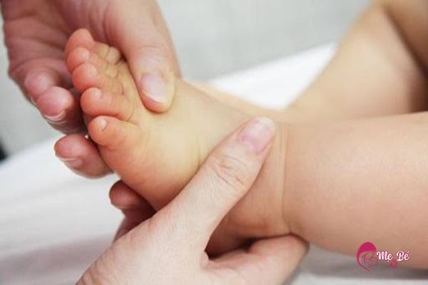 Trẻ Sơ Sinh Bị Vàng Da: Có Nên Tắm Lá Không? Tắm nước lá không có tác dụng chữa vàng da cho trẻ sơ sinh