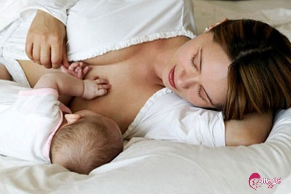 Cho Trẻ Sơ Sinh Bú Nằm: Lợi Ích Và Nguy Cơ Cần Biết Cho trẻ sơ sinh bú nằm có sao không?