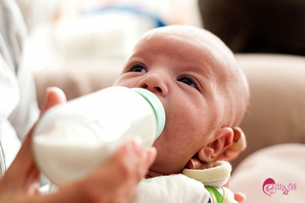 Trẻ sơ sinh bú bình