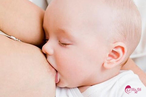Trẻ sơ sinh bú mẹ hoàn toàn