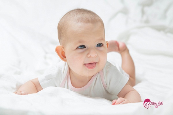 Trẻ Sơ Sinh Chảy Nhiều Nước Dãi: Nguyên Nhân và Cách Xử Lý alt text: Hình ảnh em bé đang chảy nước dãi