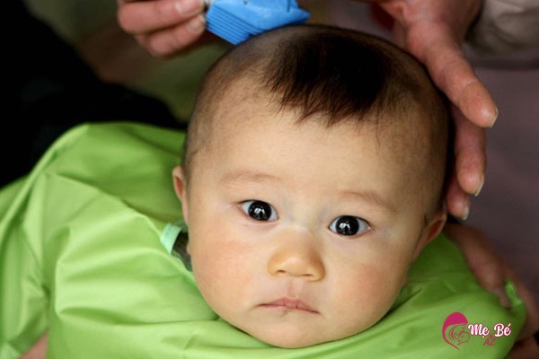 Hình ảnh minh họa việc cạo tóc máu có thể làm mất đi lớp bảo vệ thóp