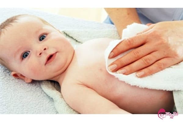 Trẻ sơ sinh bị nóng sẽ ra nhiều mồ hôi