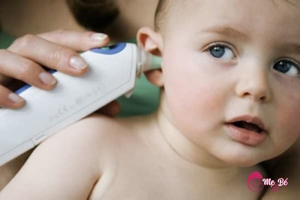 Trẻ sơ sinh lắc đầu nhiều khi ngủ có thể là bệnh viêm tai giữa