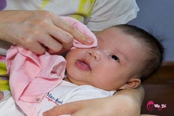 Vệ sinh mắt cho trẻ sơ sinh