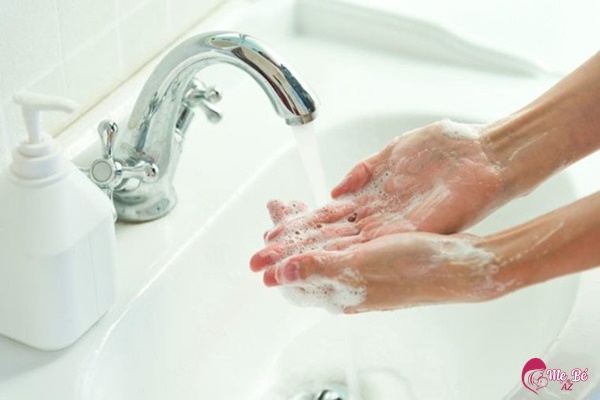 Rửa tay trước khi chăm sóc trẻ