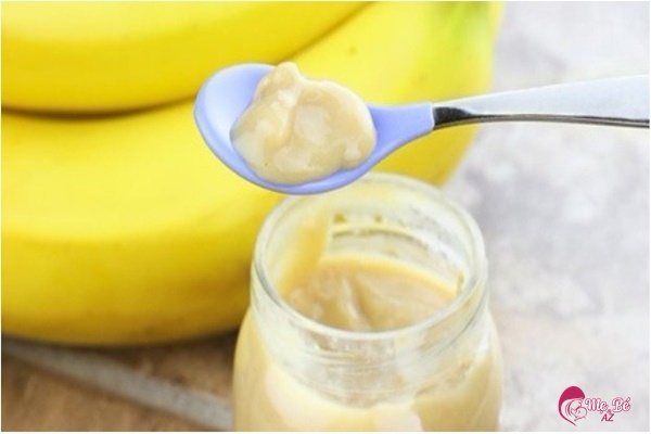 Trẻ sơ sinh ăn trái cây xay nhuyễn