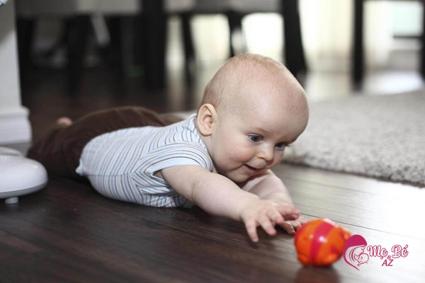 Mẹ hướng dẫn bé tập lật