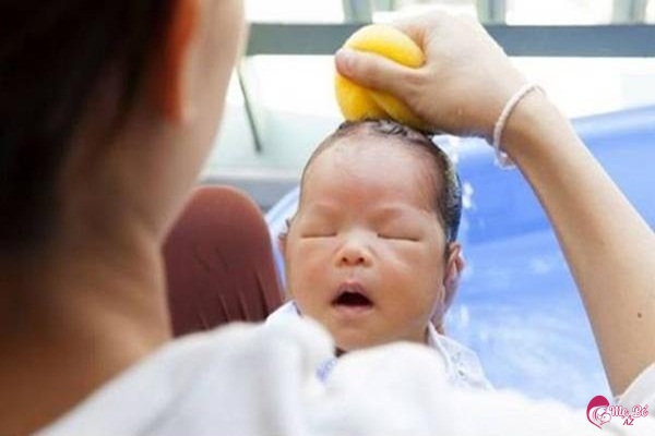 Trẻ Sơ Sinh Mùa Đông Nên Tắm Mấy Lần? Tắm cho bé vào mùa đông cần thao tác nhanh gọn