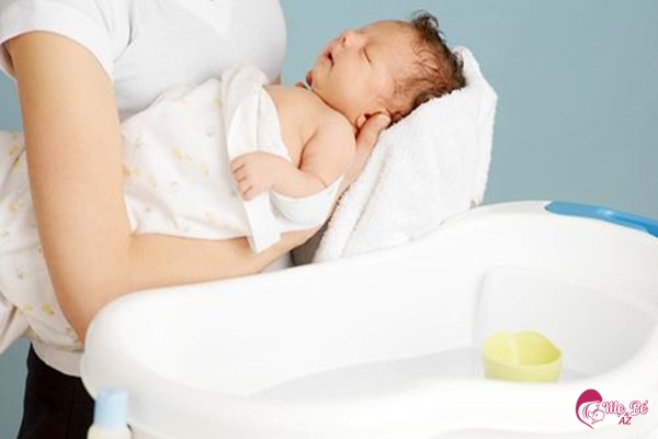 Trẻ Sơ Sinh Mùa Đông Nên Tắm Mấy Lần? Chuẩn bị tắm cho bé sơ sinh vào mùa đông