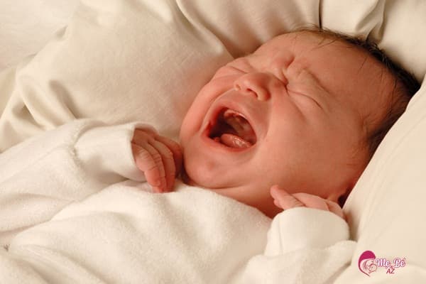Trẻ Sơ Sinh Quấy Khóc Trước Khi Ngủ: Nguyên Nhân Và Giải Pháp Mẹ dỗ dành bé