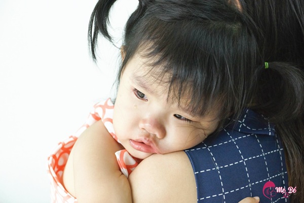 Bé sơ sinh đang được mẹ bế