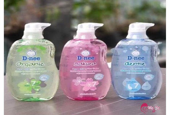 Bé đang được tắm bằng sữa tắm