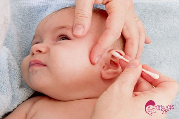 Khi trẻ tắm bị nước vào tai mẹ phải nhanh chóng xử lý