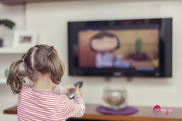 Tác hại của việc cho trẻ sơ sinh xem tivi