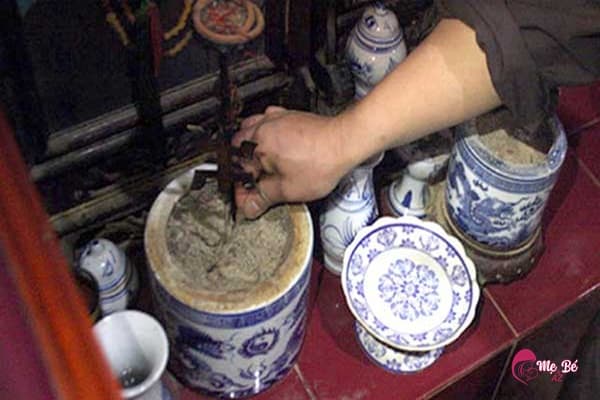 Có nên thay, bốc lại bát hương không?