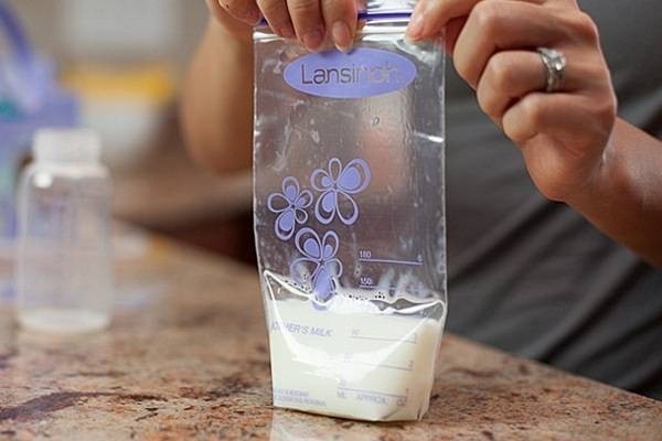 Nên chọn túi dự trữ sữa mẹ có thành phần an toàn với bé