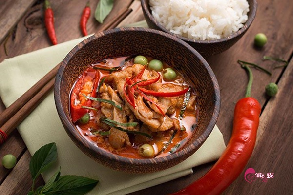 Hạn chế đồ ăn cay nóng khi bị đau dạ dày