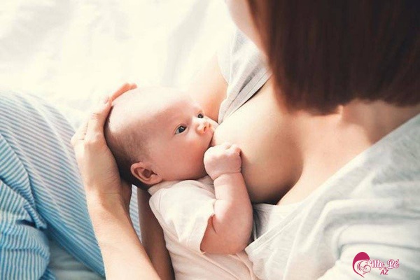 Cho trẻ sơ sinh bú đúng tư thế