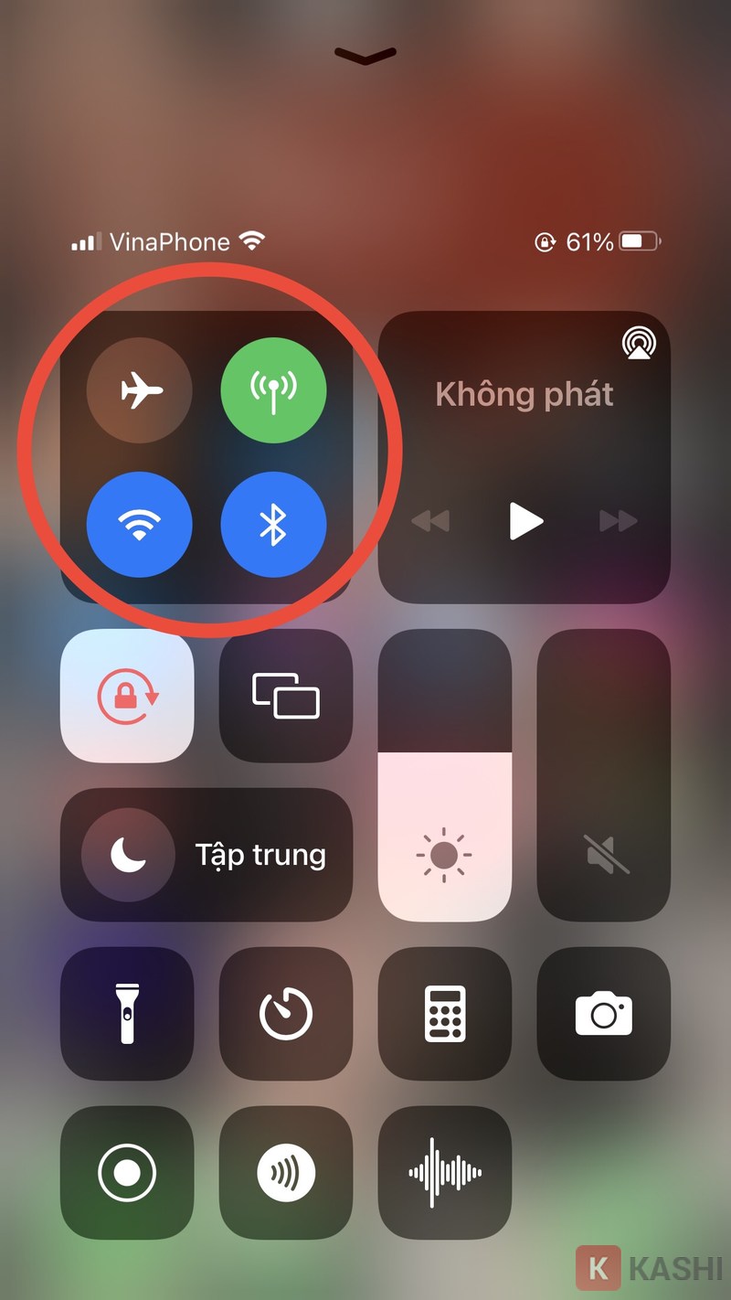 Nhấn giữ phần biểu tượng Máy bay, wifi,...