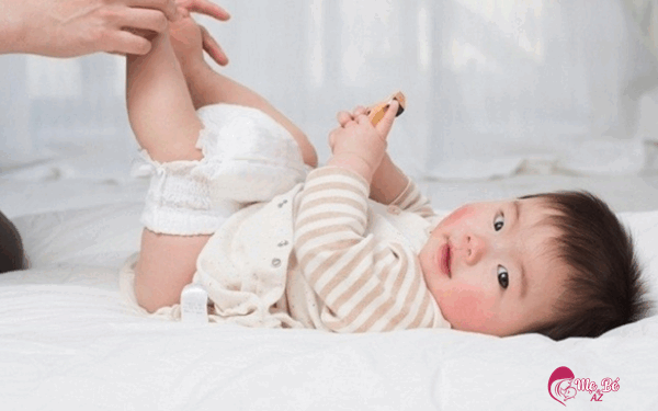 Khi nào trẻ sơ sinh hết đi ngoài hoa cà hoa cải?