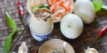 Sau sinh ăn trứng vịt lộn được không? Lợi ích và lưu ý