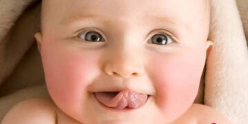 Vì sao trẻ sơ sinh hay thè lưỡi?