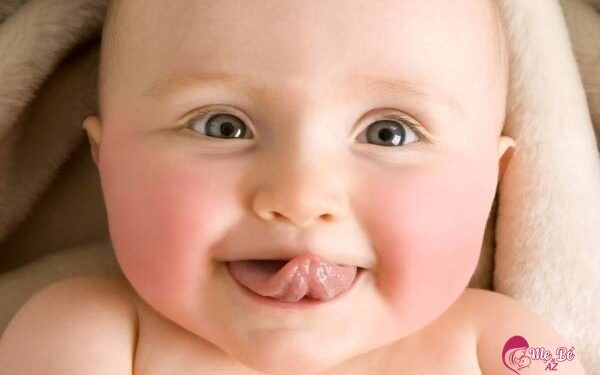 Vì sao trẻ sơ sinh hay thè lưỡi? Vì sao trẻ sơ sinh hay thè lưỡi?